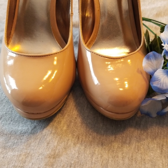 Size 9 Nude Patent Leather Steve Madden Heels - Picture 2 of 7